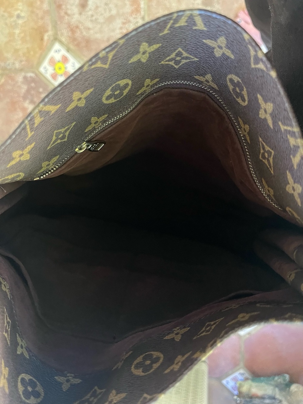 Brown Monogram Canvas with an iconic logo & Shoulder strap. - Picture 6 of 12